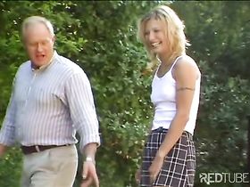 Старый дедок дрючит молоденькую девочку в попку