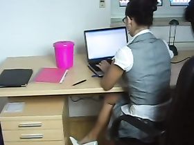 Опытная секретарша сосет пенис