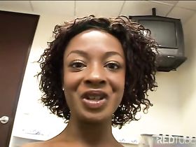 Раздел африканку и кончил в нее