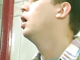 Белокурая шалава делает минет