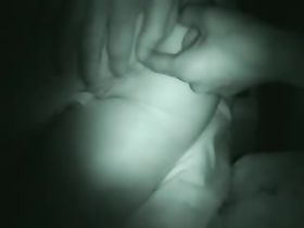 Спящей женщине суют пальцы в жопу