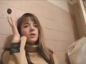 Пьяная русская студентка ходит в туалет