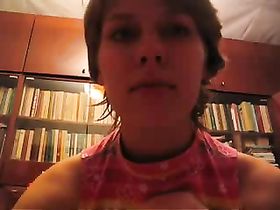 Настя облизывает яйца и принимает кончу на лицо