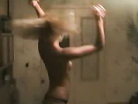 Секс видео Секс видео порно стриптиз дома от обворожительной телки в черных чулочках для чувака