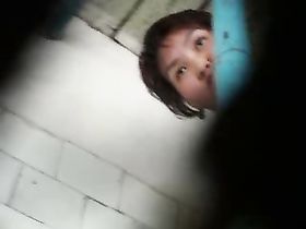 В толчке снимает скрытая камера