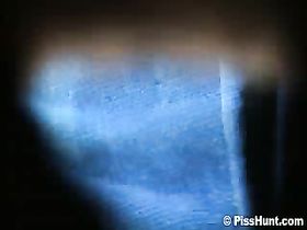 Школьница писает в туалете - подсмотренное видео