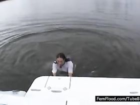 Полная голая женщина получает оргазм от дрочева