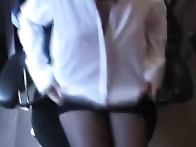 Секретарша сняла трусы и дрочит на столе в офисе