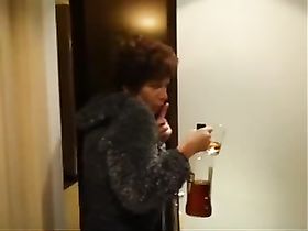 Зрелая пьяная женщина раздевается и сосет