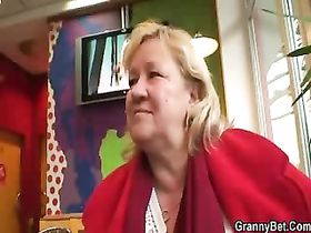 Юный мальчик снял пожилую пенсионерку