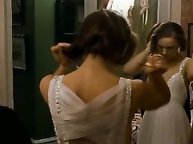 Красивая девочка получает удовольствие под теплым одеялом