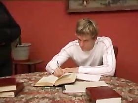 Зрелая учительница взяла у студентка в рот и поеблась с ним на столе и на стуле