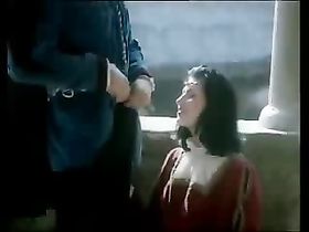 Шлюха старательно оттрахивает молодого жеребца