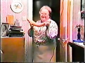 Женщина в возрасте пользуется огромным фаллосом