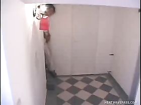 Пожилую уборщицу трахнули два студента