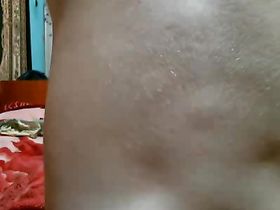 Соседка без трусов дает себя поиметь в сраку