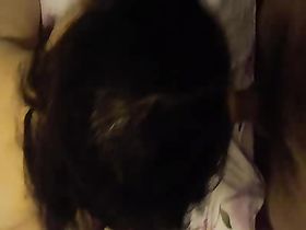 Стоит на коленях и сосет писюн до кончи