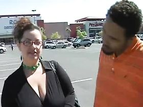 Поцеловал сиську властной дамы и получил минет