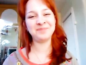 Рыжая девка не раздевается и просто сосет мой член