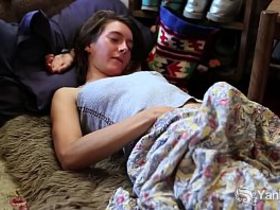 Баба с волосатой пиздой лежит на полу и дрочит себе дилдо-членом