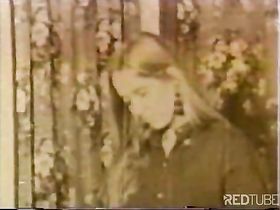 Телочка дает полизать свою мохнатку, а после залазит сверху на хер