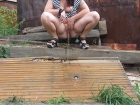 Деревенская пухлая дрянь писает и топчится по собственной моче