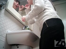 Университетская преподавательница ссыт в туалете и давит прыщи