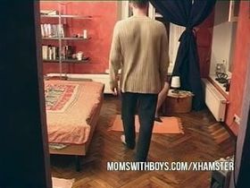 Сын застукал похотливую мать за мастурбацией и выебал её на кровати